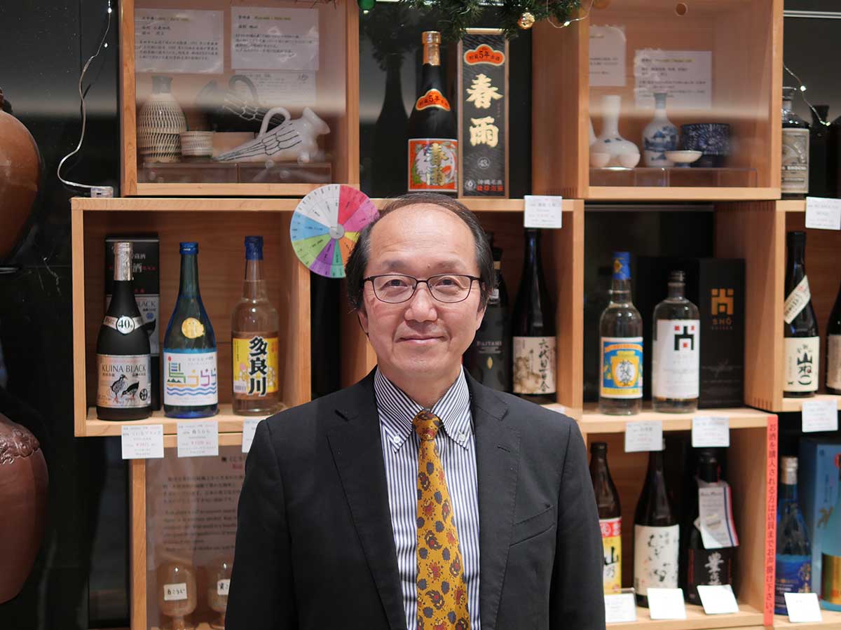 「日本の酒情報館」今田周三館長。館内では日本各地の本格焼酎や泡盛の情報を入手できるほか、試飲や販売も行っている