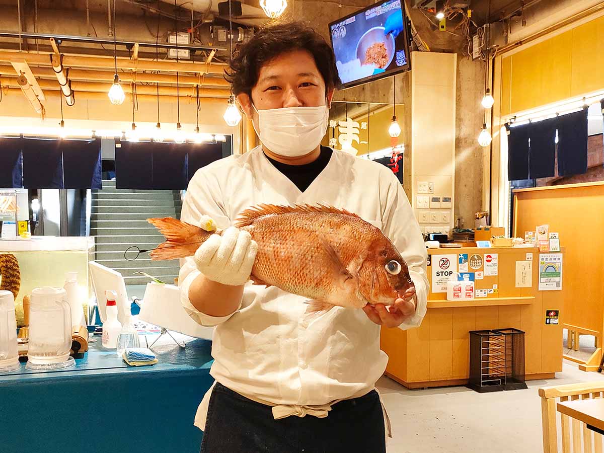 マヅメでは毎日19時になると、鐘を鳴らし、店内で「神経ジメ」された魚が身おろしされます。その際、おろした魚をどんな料理にするかを客に伝え、注文を募ります