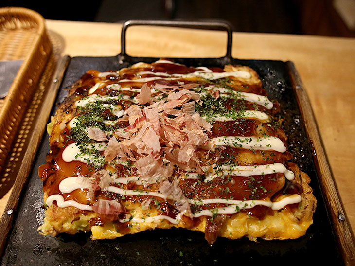 大阪の常識を覆すお好み焼き！ ミシュラン店『花』で食べられる「四角いお好み焼き」とは？