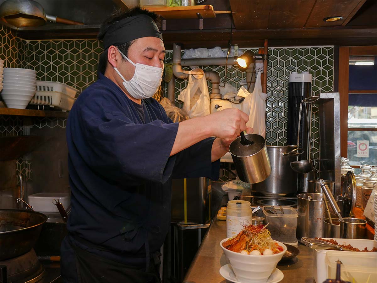 「赤坂店でも赤い九治郎は食べられます。赤坂では小ライス＆チーズは裏ではなく通常メニューですよ」（人形町店店長　長峰由幸さん）