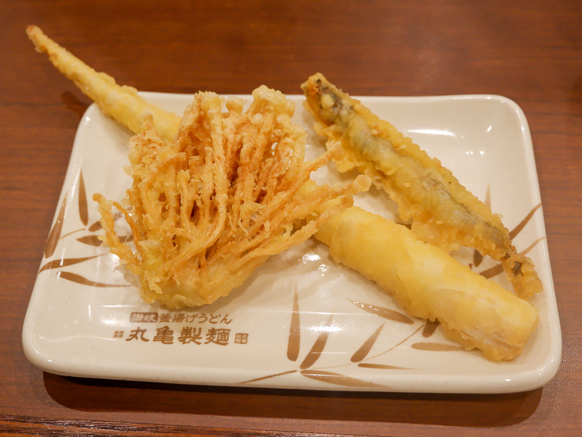 あさりうどん以外に、トッピングとして旬の天ぷらもいただいた。具材は細竹・えのき・子持ちししゃも。そのまま食べても、うどんのつゆにひたしても、塩をつけて食べてもGood！（食楽web）