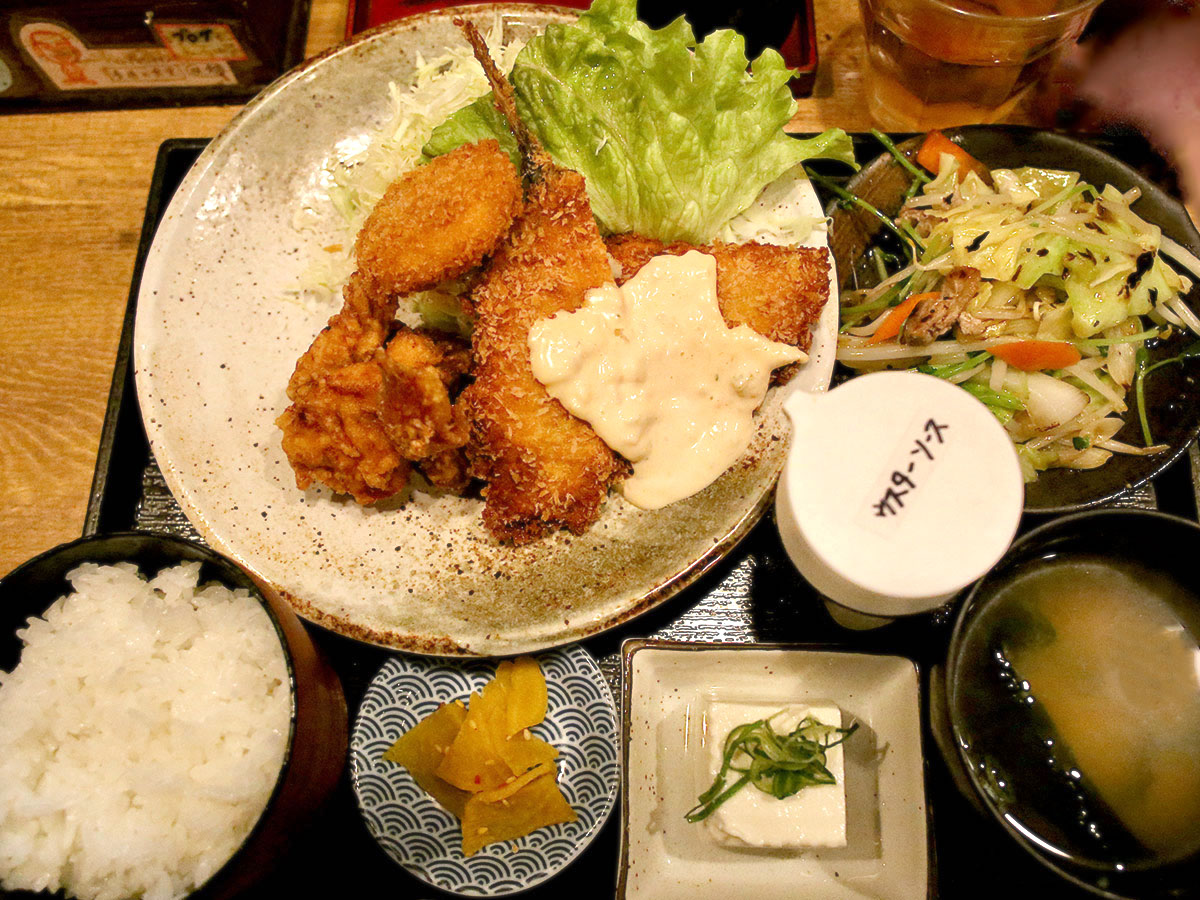 大阪の“普通の食堂”は全然フツーじゃない！ 行列必至の人気店『普通の食堂いわま』の「ボリューム定食」を食べてきた