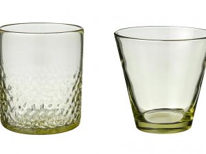 （左）「魚子グラス」魚の鱗のような粒が刻んである。読み方は「ななこ」。高さ9cm×直径9cm、2200円。（右）「無地ロックグラス」新島ガラスの美しさをダイレクトに伝えるグラス。高さ9cm×直径9cm、1650円