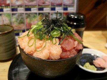京都の新名物は海鮮丼！？ 激安なのに旨い大盛り「マグロ2色丼」を人気店『魚楽』で食べてきた