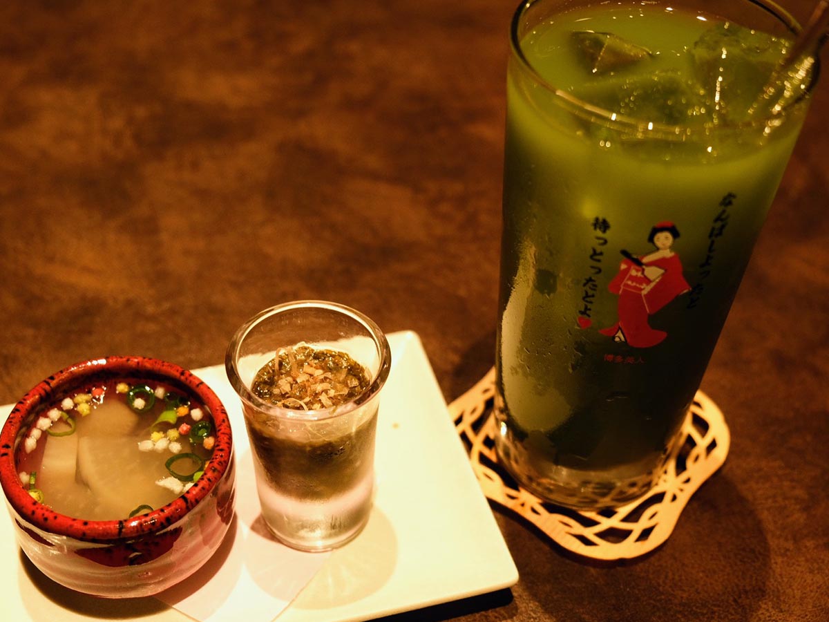 熊本県天草のアカモクという海藻を使った料理など、お通しから九州を感じられる