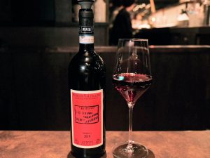 「グラスワイン」1100円、この日はイタリアの赤ワインが提供された