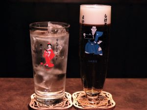 オリジナルのグラスは2種類あり、可愛らしいイラストと共に博多弁が添えられている。「生ビール アサヒ熟撰」660円