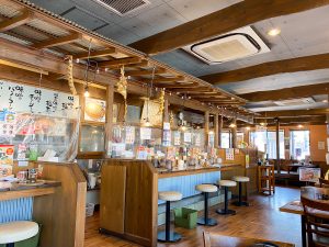 明るくきれいな『おおぎや埼玉伊奈店』の内観。あえて昭和レトロな雰囲気を出しているよう