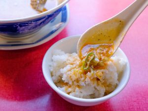 〆として「小ライス」にスープをかけて食べれば最後まで美味しくいただける