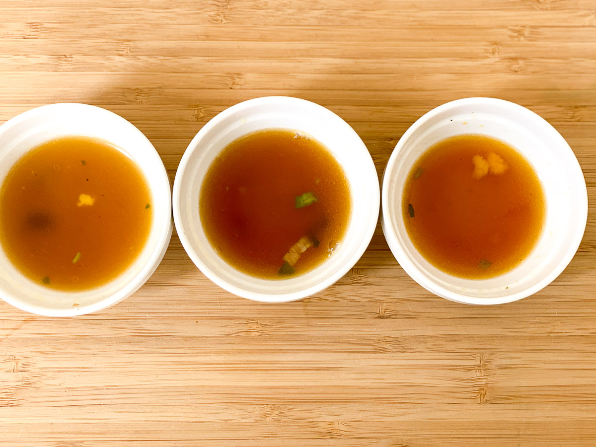 スープだけを比較。色の差が歴然。左からQTTA、カップヌードル、カップスター
