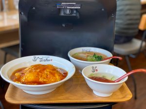 『れんげ食堂』では配膳ロボットが活躍中。注文したのは「天津飯（ごはん少なめ）」495円（スープ付き）と半ラーメン330円