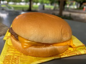 マクドナルドのチーズバーガーの特徴はオレンジ色のチーズがはみ出ていること