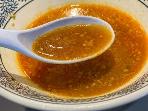熟成醤油肉そばのスープに「どろだれラー油」をたっぷり入れて辛口に！