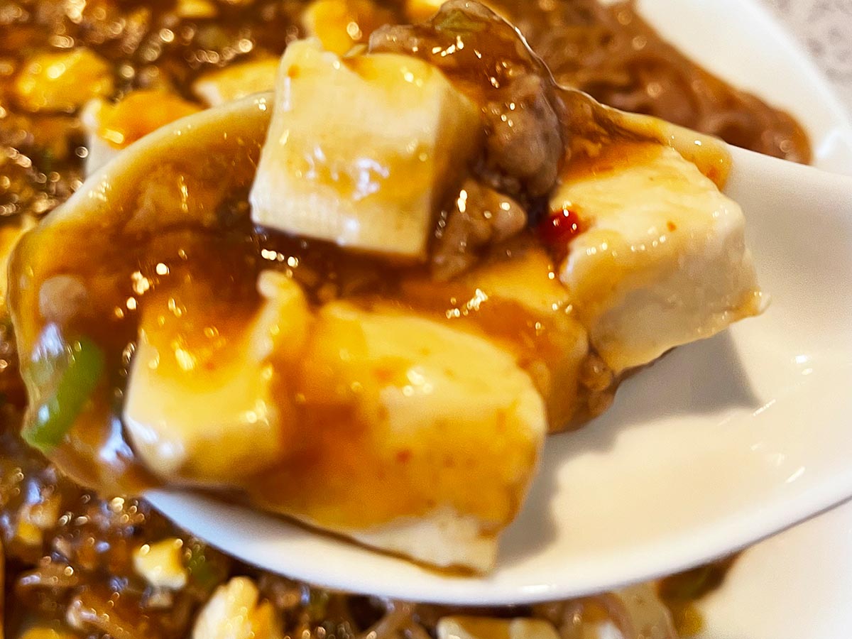 豆腐はもちろん、ゴロゴロとしたひき肉の感触もアクセントとなっている「マーボー」