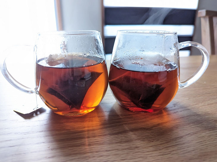 左がドンキの「はちみつ紅茶」、右はSNSで話題の『ラクシュミー』の「はちみつ紅茶」