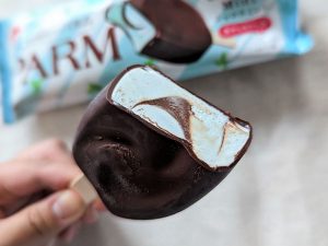 チョコミントアイスの決定版か！？「PARM」初のショコラミント味がおいしすぎた！