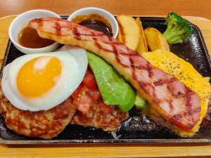 手ごねハンバーグが3個も！ 『ビッグボーイ』の王様グルメ「キングトリプル」を食べてみた