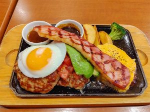 「手ごねハンバーグのキングトリプル」1859円。別途で「単品ライス」210円をオーダー（※価格は全て税込、ライスメニュー等は別途オーダー）