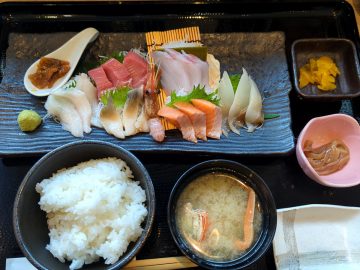 北海道旅で絶対食べたい刺身定食！ 朝市より安くて旨い『gyogyo』（函館）の「朝獲れ刺身定食」がおいしいワケ