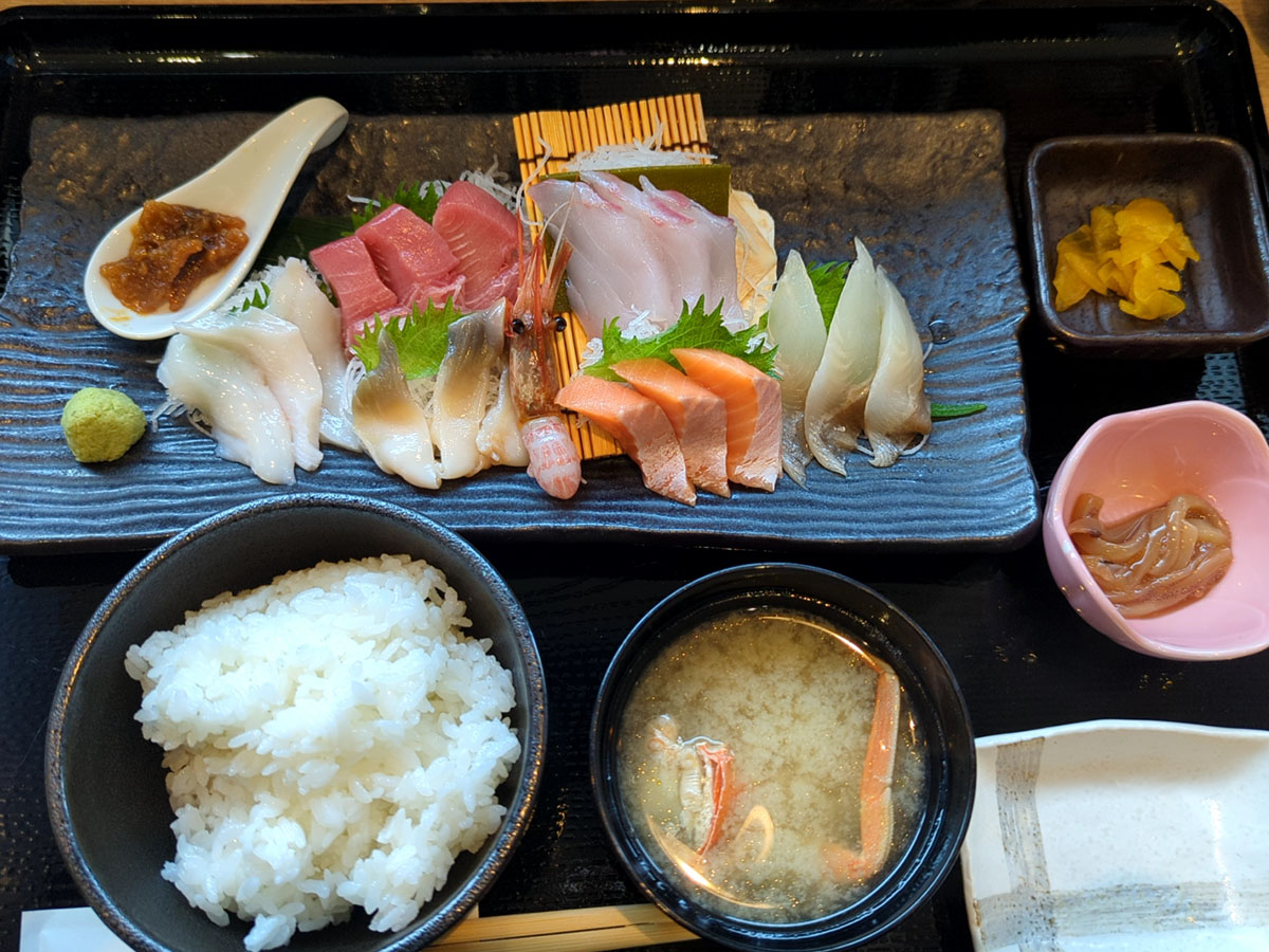 北海道旅で絶対食べたい刺身定食！ 朝市より安くて旨い『gyogyo』（函館）の「朝獲れ刺身定食」がおいしいワケ 
