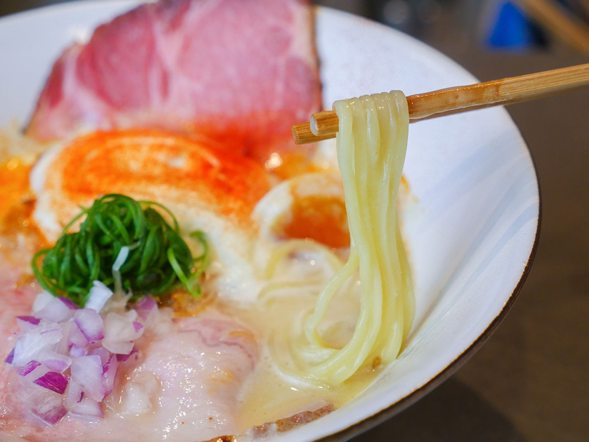 すすり心地の良い麺は、鶏白湯スープによく絡みラーメンの味をしっかりと舌に伝えてくれる