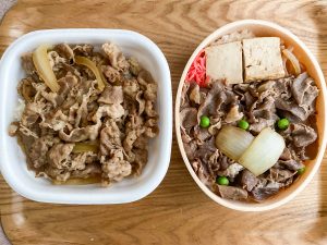 右の『浅草今半』は、牛肉と大きなタマネギ、そして焼き豆腐、こんにゃく、グリンピース、紅生姜入り
