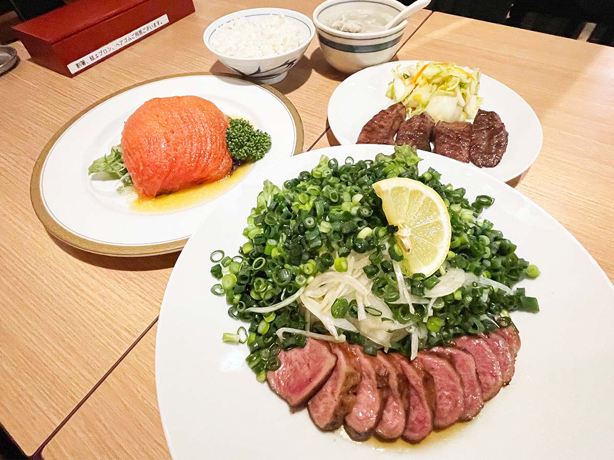 仙台に行ったら絶対食べたい幻のグルメ「牛たんのタタキ」とは？ 発祥の店『閣』で至極の牛タンを味わってきた！