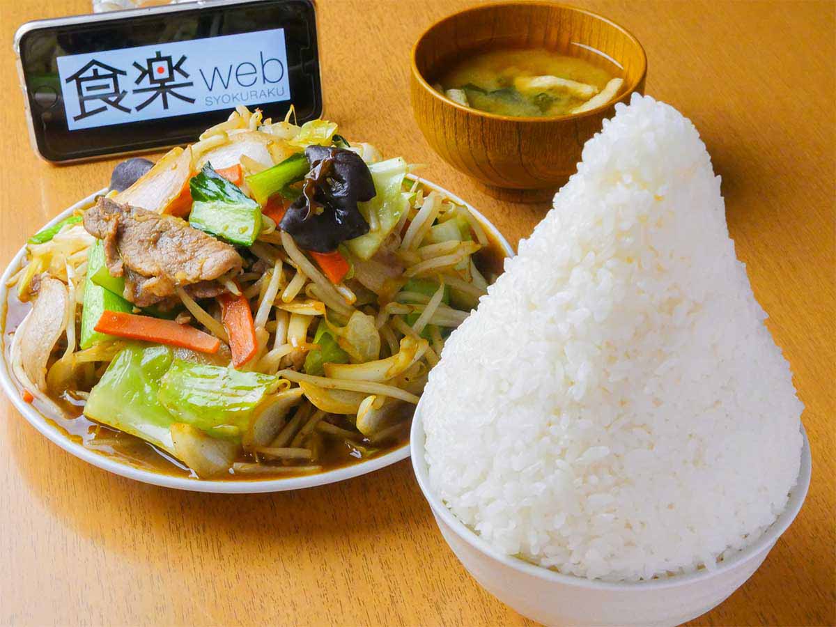 「鬼盛肉野菜炒め定食」1200円+チョモランマ+200円。お茶碗が普通サイズなので、高いっ! 素晴らしい!!