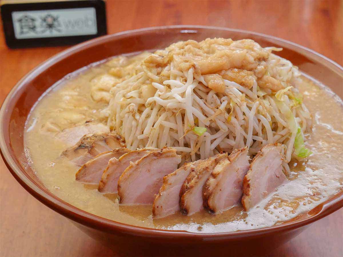 「チャレンジ超大盛り!」2000円。券売機のボタンにもある、いつでもチャレンジできるデカ盛り