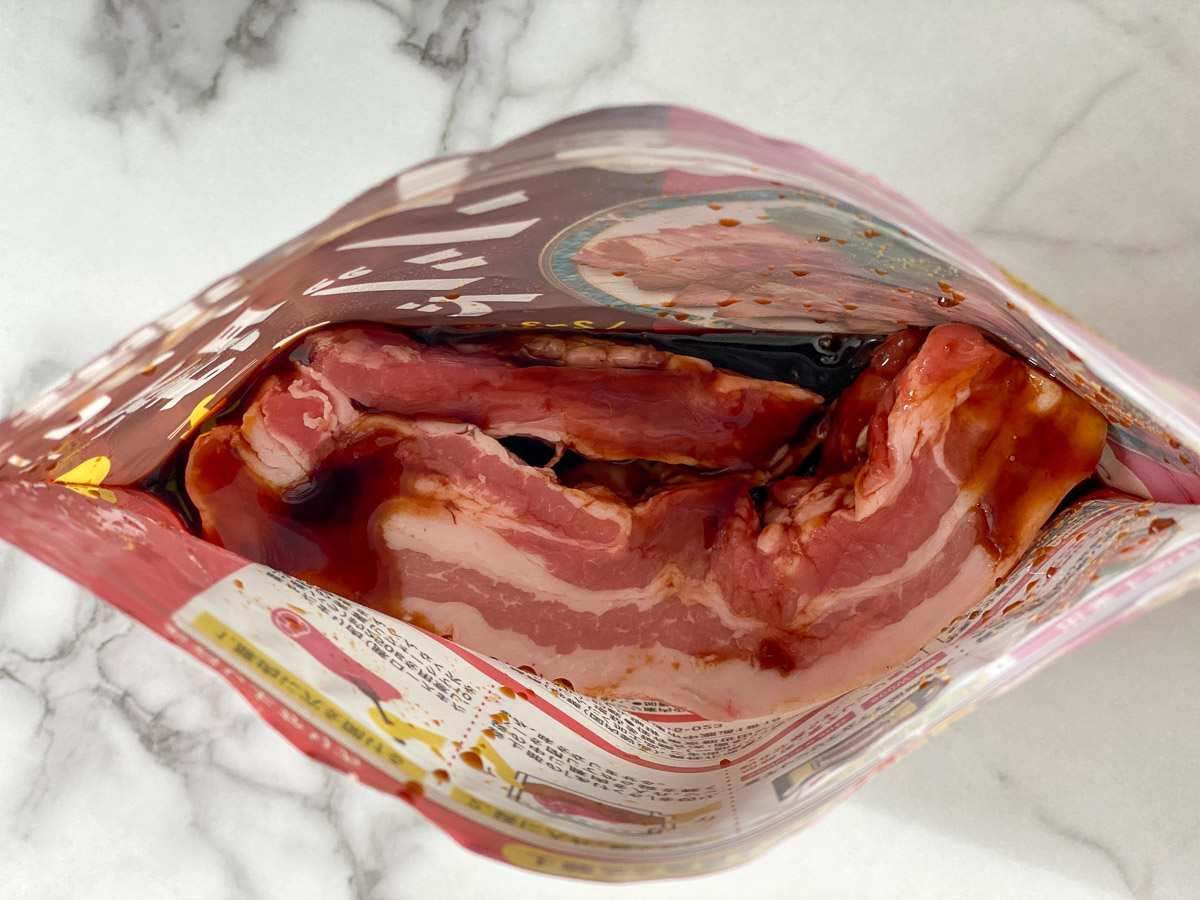 袋の中に豚肉を投入してジッパーを閉じてよく揉み込む。タレは、醤油、砂糖やニンニク、生姜、ごま油、塩こうじなどを合わせたもの