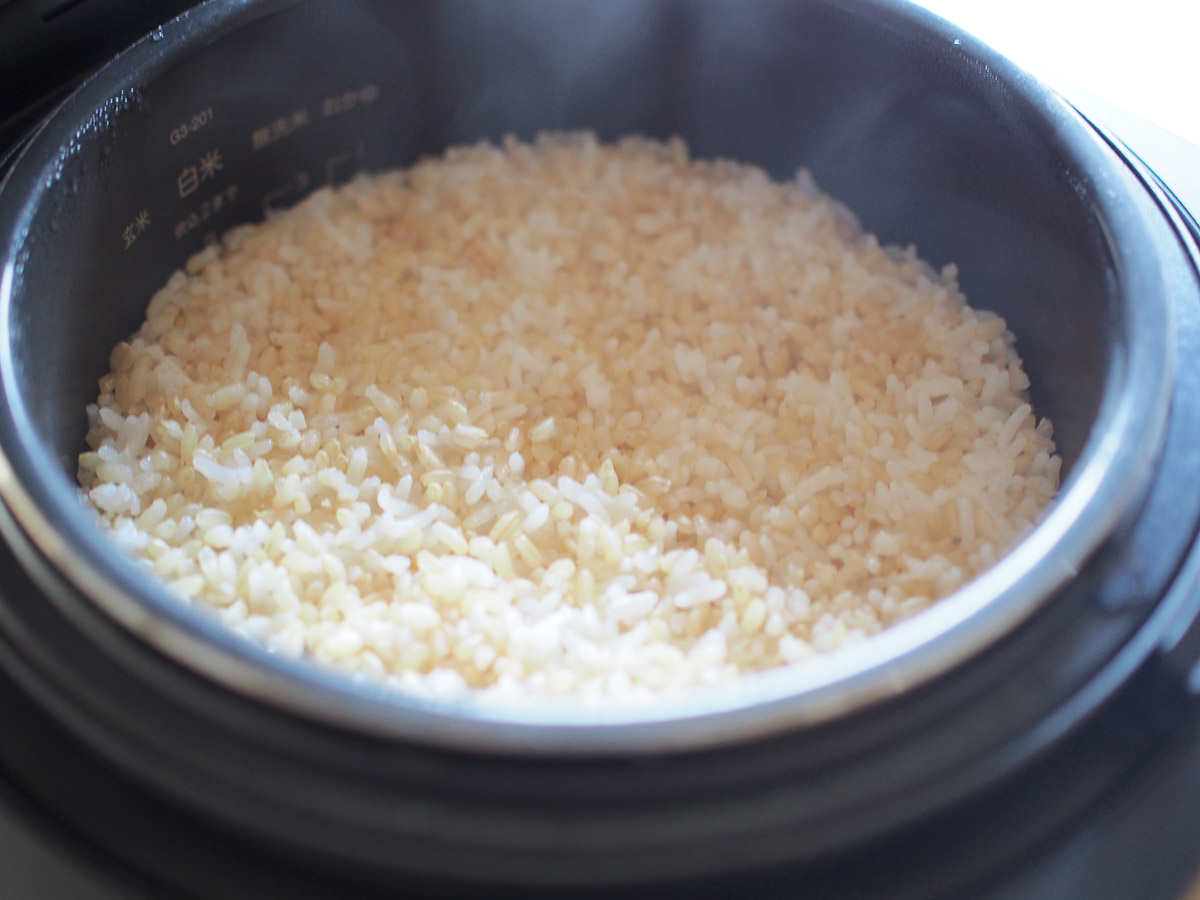 玄米は72～100分で炊き上がる。白米と同様、炊けたときの粒立ちがいい
