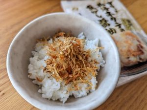 AKOMEYAで買える“最強ふりかけ”とは？ ご飯泥棒すぎる「納豆ふりかけ」と「ゴロっと北海ホタテの焦がし醤油ふりかけ」を食べてみた