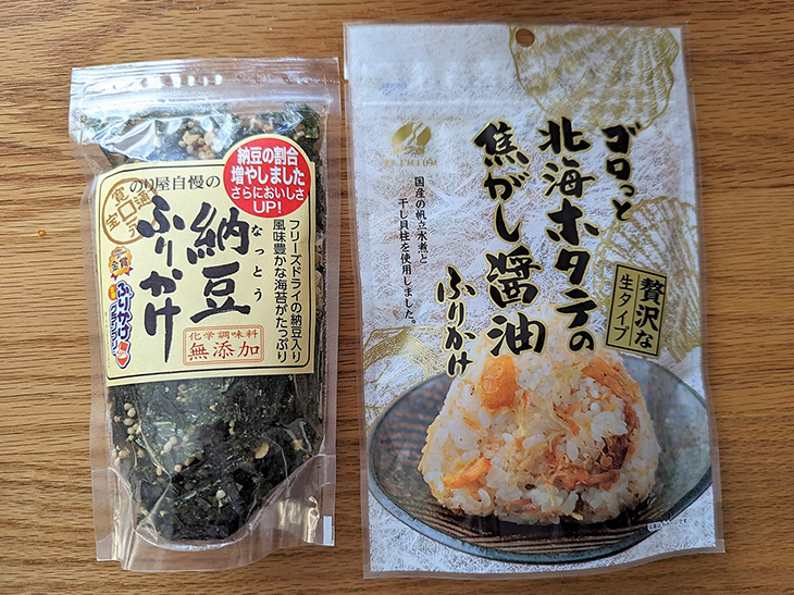 「納豆ふりかけ」324円、「ゴロっと北海ホタテの焦がし醤油ふりかけ」540円