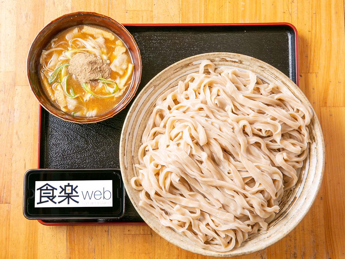 「魚介豚骨うどん」680円に鬼盛＋800円。つけ汁は特盛以上になると1.5倍の量になる
