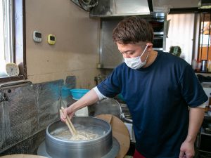 「明るく元気よくが店のポリシー。来ていただいたお客様が、元気になれるお店を目指しています」（店長の本澤旭さん）