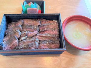 「特製焼肉たれ 牛ハラミ丼 ／ しじみ汁・ナムル付き」2480円（※ビジネスランチ対応）