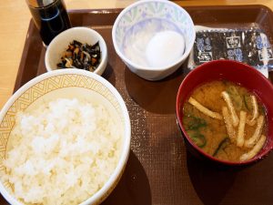 すき家「たまかけ定食」290円。ご飯と生卵に小鉢、海苔、味噌汁がつく