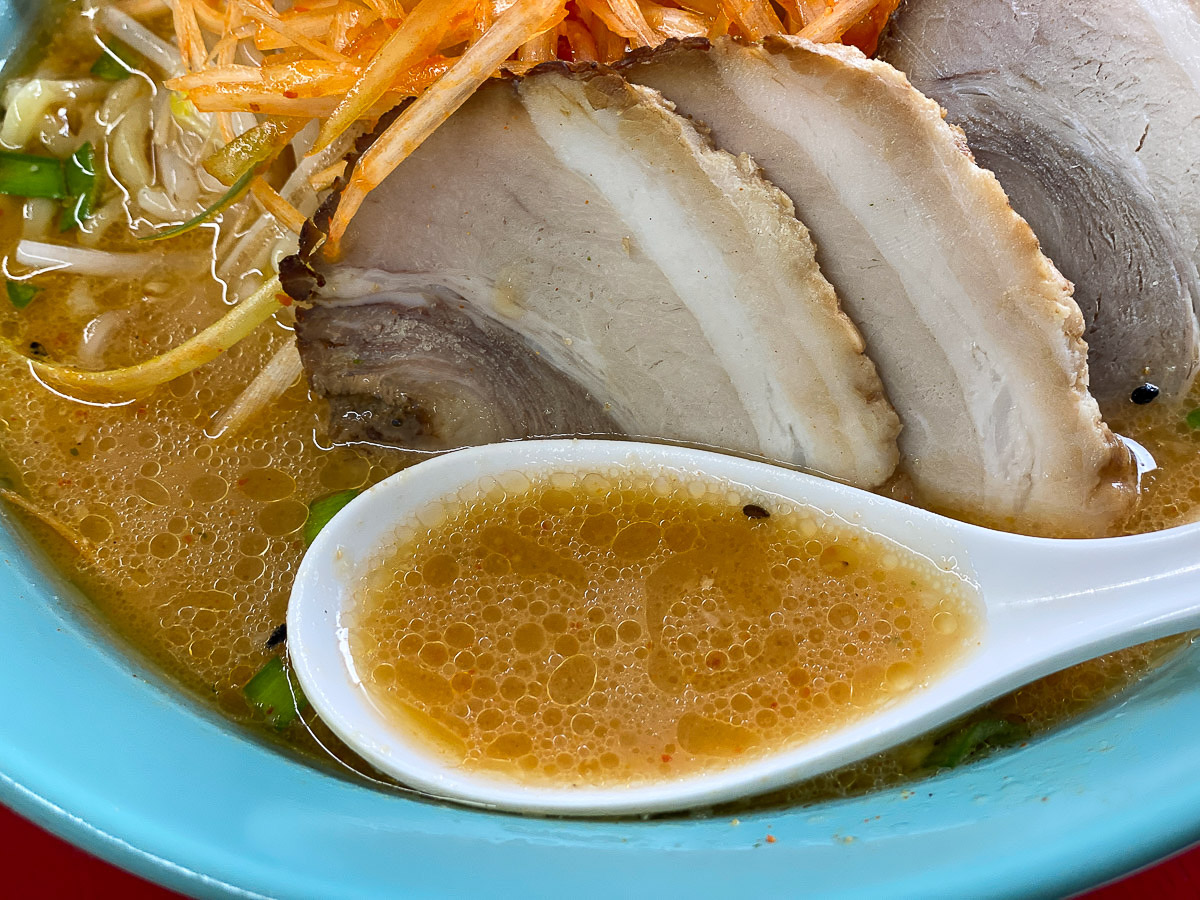 くるまやラーメンのスープは、豚骨、鶏ガラ、昆布からとったダシに、味噌と香味醤油を合わせたコクの深い味