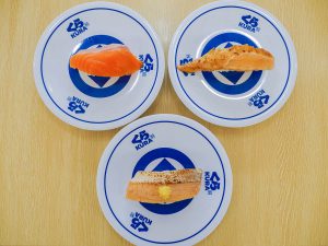 左上から「国産 大切り生サーモン（一貫）」165円、「大切り焼きはらす（一貫）」115円、「あぶり銀鮭（一貫）」115円