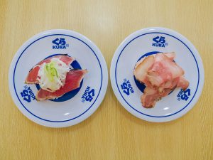 左「厚切り藁焼きかつお」165円、右「牛さしとろにぎり」165円（食楽web）