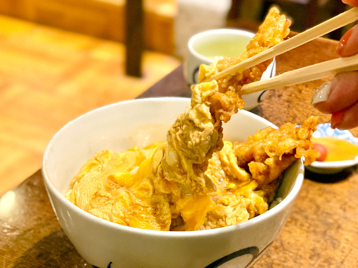 天丼と親子丼のいいとこ取り！  福岡の老舗『飛うめ』の名物料理「天とじ丼」って何だ？ 