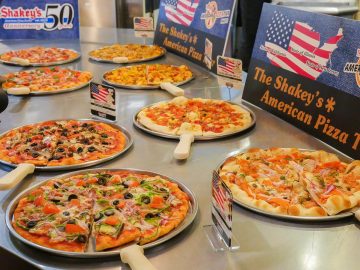 食べ放題ピザでお馴染みの『シェーキーズ』が原点回帰！？ 50周年限定のアメリカンピザ8選