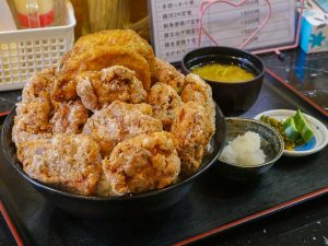 重量1.5kg超えのデカ盛り唐揚げ丼！ 横浜『あげ市』で「デカ盛り800丼」にチャレンジしてきた