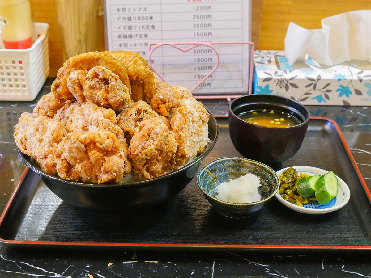 「デカ盛り800丼」2500円。写真には写っていまませんが、唐揚げの底には、みちみちにお米が敷き詰められています