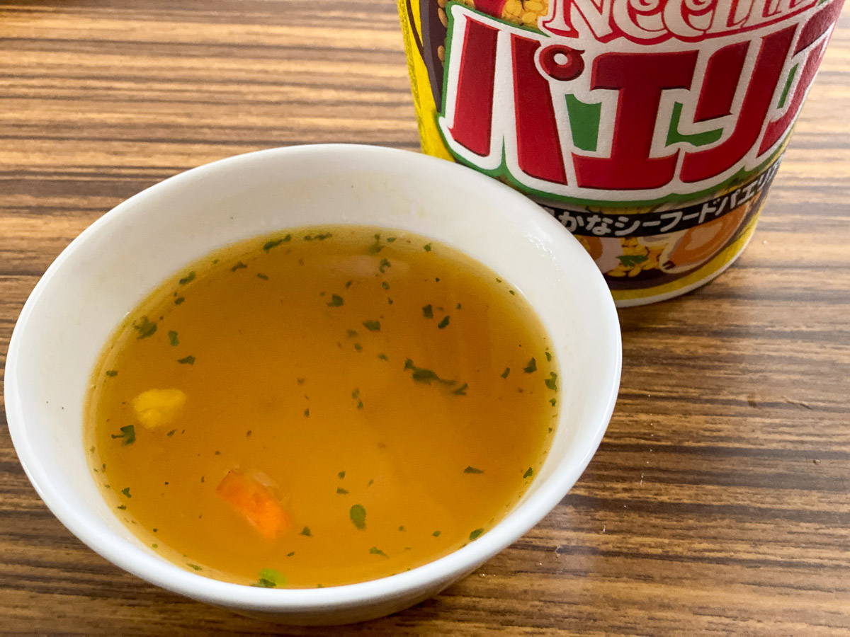 「カップヌードルパエリア味」のスープは、魚介の味が濃縮されていて、サフランの風味が豊か