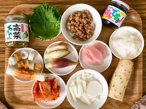 キムチ、山芋、ちくわ、みょうが、新生姜、大根おろし、大葉、納豆、瓶詰めの高菜ちりめんや海苔の佃煮「ごはんですよ」
