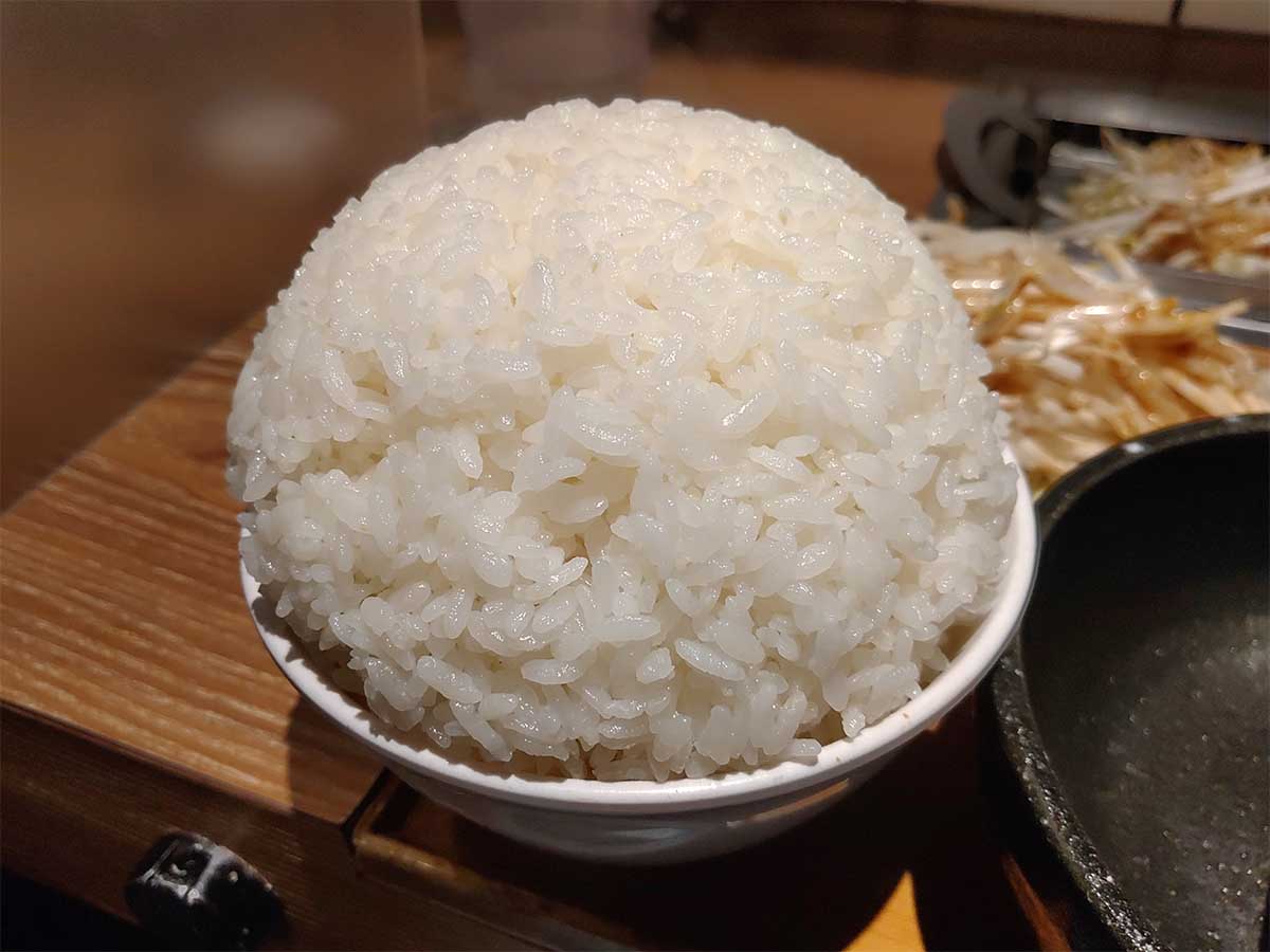 ご飯は「まんが盛り」だけでなく、並盛や大盛でもオーダーできます。、米は岩手県産のひとめぼれで、焼肉に合うよう若干硬めに炊いているとのこと