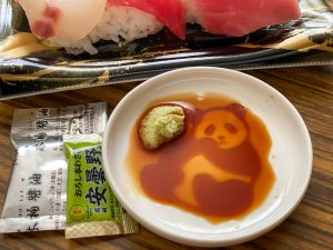 『成城石井』で寿司を買うと無料でもらえる「2年熟成 木桶醤油」と「信州安曇野産おろし本わさび」