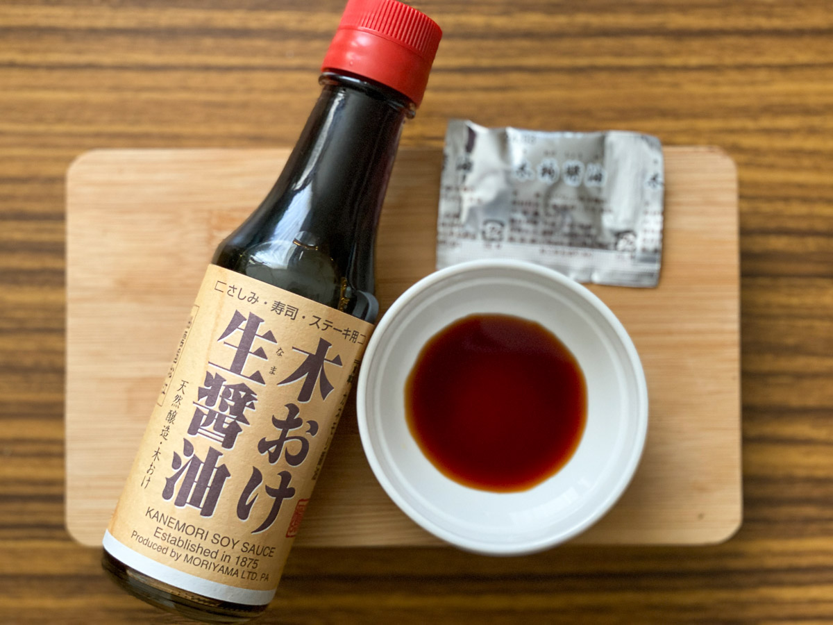 『成城石井』で寿司や刺身を買うと無料でもらえる醤油は、島根県松江市の『森口勇助商店』製造「カネモリ醤油 2年熟成 木桶醤油」のもの