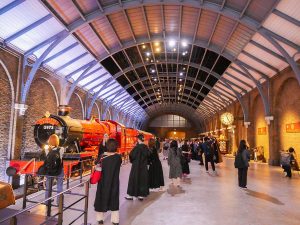 駅のホームに本物の蒸気機関車。ハリー・ポッターだけではなく、ファンタスティック・ビーストのシーンも再現！
